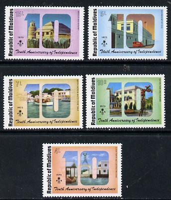 Maldive Islands 1975 10th Anniversary of Independence set of 5 unmounted mint, SG 577-81, stamps on constitutions    buildings