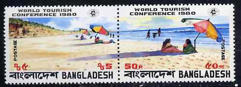 Bangladesh 1980 World Tourism Conference se-tenant horiz pair unmounted mint, SG 161a, stamps on tourism, stamps on umbrellas