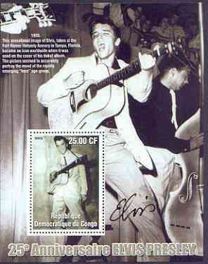 Congo 2002 25th Death Anniversary of Elvis Presley perf souvenir sheet #2 (1955 B&W pic of Elvis with guitar in Tampa) unmounted mint, stamps on elvis, stamps on music, stamps on entertainments, stamps on films, stamps on musical instruments, stamps on guitar
