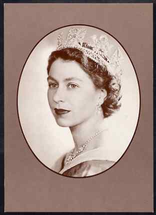 Postcard - HM The Queen by Dorothy Wilding PPC produced by National Postal Museum unused and fine, stamps on royalty