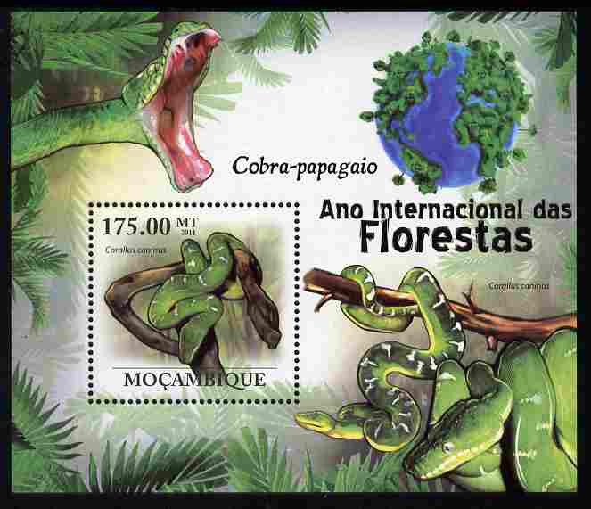 Mozambique 2011 International Year of Forests - Parrot Snakes perf s/sheet unmounted mint, stamps on forests, stamps on trees, stamps on animals, stamps on reptiles, stamps on snakes