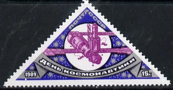 Russia 1989 Cosmonautics Day (Triangular showing Mir Space Station) unmounted mint, SG 5988, Mi 5942*, stamps on space, stamps on triangulars