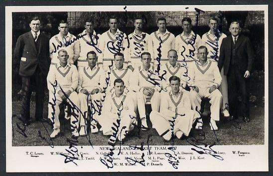 Postcard - Black & white unused card depicting New Zealand Cricket Team of 1937 with 17 signatures, fine condition, stamps on cricket
