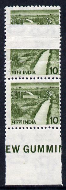 India 1979-88 Irrgation Canal 10p vertical pair with upper stamp dramatically enlarged due to paper fold unmounted mint as SG 922, stamps on , stamps on  stamps on irrigation, stamps on  stamps on canals