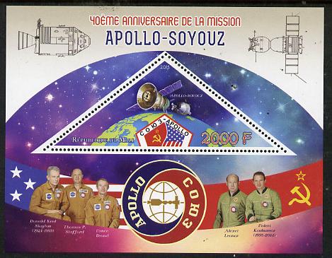 Mali 2015 Apollo-Soyuz perf deluxe sheet containing one triangular value unmounted mint, stamps on , stamps on  stamps on space, stamps on  stamps on apollo, stamps on  stamps on soyuz, stamps on  stamps on shaped, stamps on  stamps on triangular