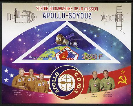 Mali 2015 Apollo-Soyuz imperf deluxe sheet containing one triangular value unmounted mint, stamps on space, stamps on apollo, stamps on soyuz, stamps on shaped, stamps on triangular