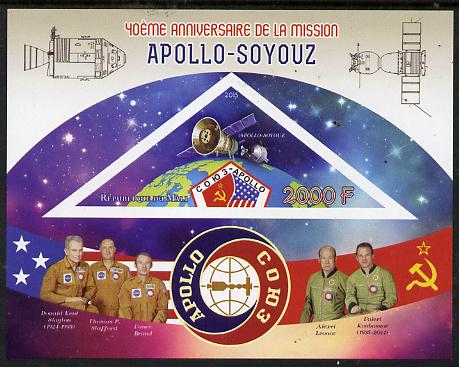 Mali 2015 Apollo-Soyuz imperf deluxe sheet containing one triangular value unmounted mint, stamps on , stamps on  stamps on space, stamps on  stamps on apollo, stamps on  stamps on soyuz, stamps on  stamps on shaped, stamps on  stamps on triangular