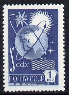 Russia 1976 Satellites Orbiting Globe 1r blue unmounted mint, SG 4682, Mi 4505*, stamps on , stamps on  stamps on space, stamps on  stamps on globes, stamps on  stamps on satellites