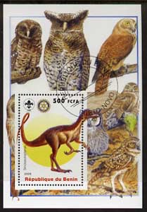 Benin 2005 Dinosaurs #04 - Sinosauropteryx perf m/sheet with Scout & Rotary Logos, background shows various Owls fine cto used, stamps on , stamps on  stamps on scouts, stamps on  stamps on rotary, stamps on  stamps on dinosaurs, stamps on  stamps on birds, stamps on  stamps on birds of prey, stamps on  stamps on owls