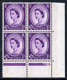 Great Britain 1960-67 Wilding Crowns phos 3d corner block of 4 showing Phantom R plus 1958-65 Crowns block showing retouch, both lightly mounted, stamps on 