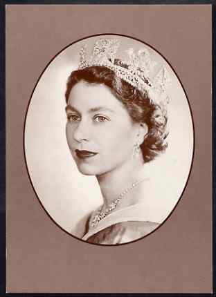 Postcard - HM The Queen by Dorothy Wilding PPC produced by National Postal Museum unused and fine