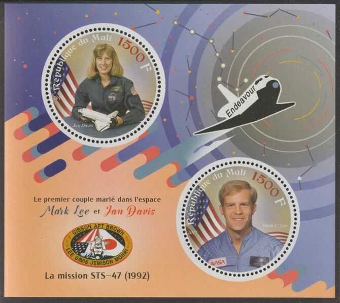 Mali 2017 The First Married Couple in Space perf sheet containing two circular values unmounted mint, stamps on , stamps on  stamps on personalities, stamps on  stamps on space, stamps on  stamps on shuttle, stamps on  stamps on shaped, stamps on  stamps on 