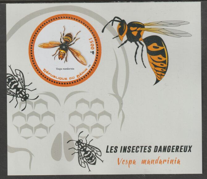 Benin 2018 Endangered Insects - Giant Hornet perf deluxe m/sheet containing one circular value unmounted mint, stamps on , stamps on  stamps on shape, stamps on  stamps on insects