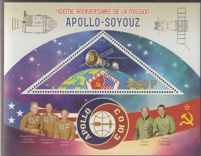 Mali 2015 40th Anniversary of Apollo - Soyuz perf deluxe sheet containing one triangular value unmounted mint, stamps on , stamps on  stamps on triangular, stamps on  stamps on shaped, stamps on  stamps on apoollo.space, stamps on  stamps on soyuz